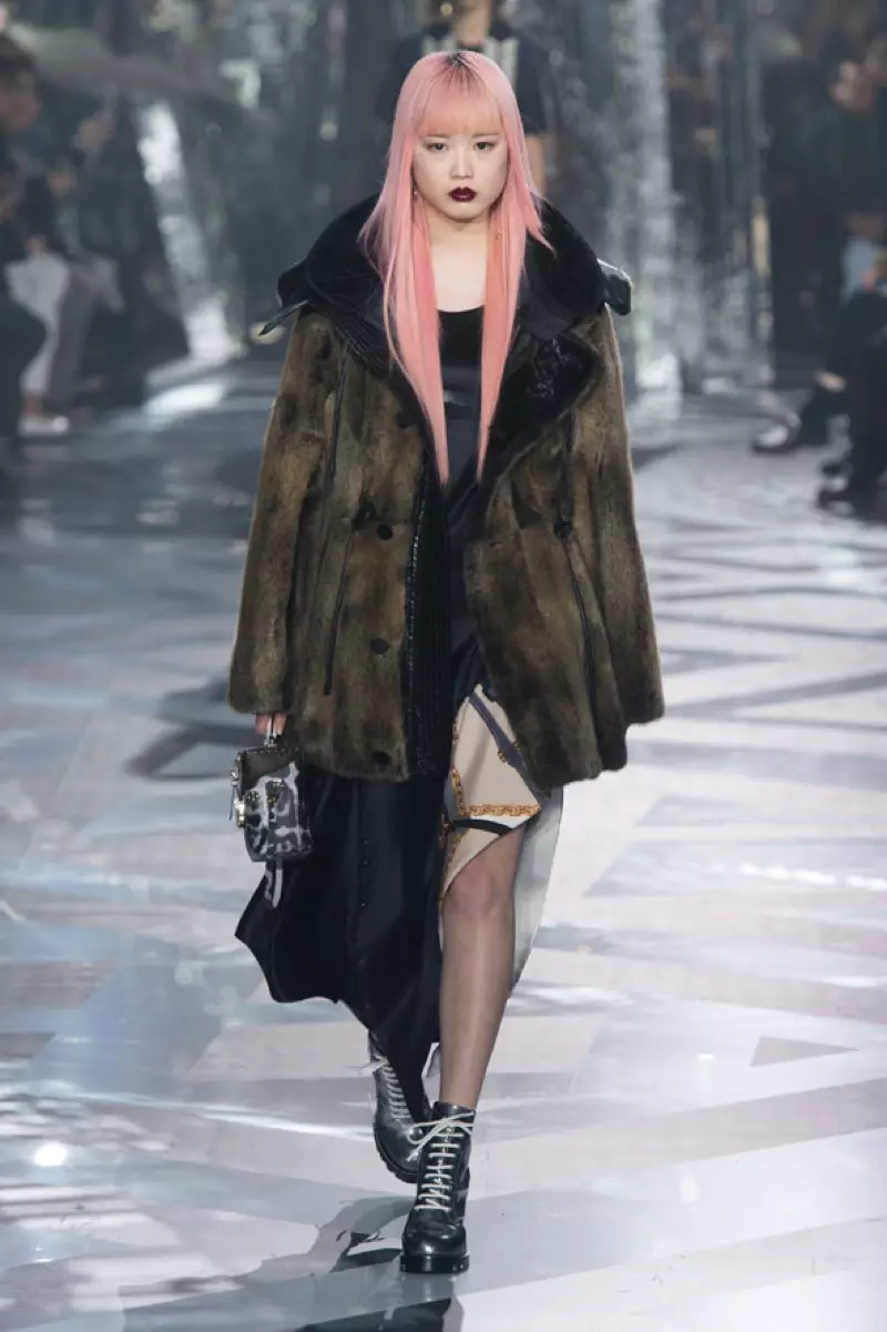 MAART 2016: Fernanda Ly loopt op de catwalk tijdens de herfst-winter 2016-show van Louis Vuitton tijdens Paris Fashion Week