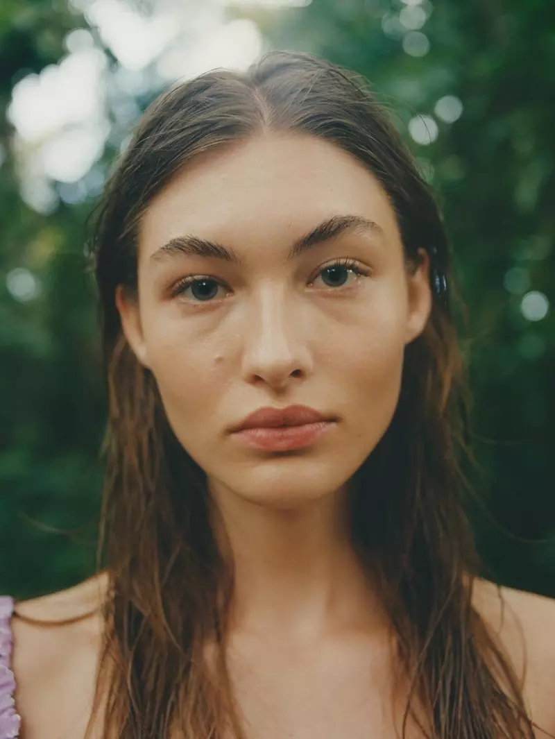 Modellen Grace Elizabeth dukker opp i Zara Lost Garden-redaksjonen vår-sommer 2020