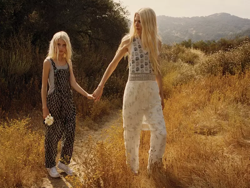 Kirsty Hume & Daughter Violet poserar i Boho letar efter Malibu Magazine