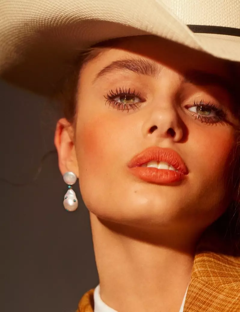 Conseguindo o seu primeiro plano, Taylor Hill posa cunha chaqueta de Celine