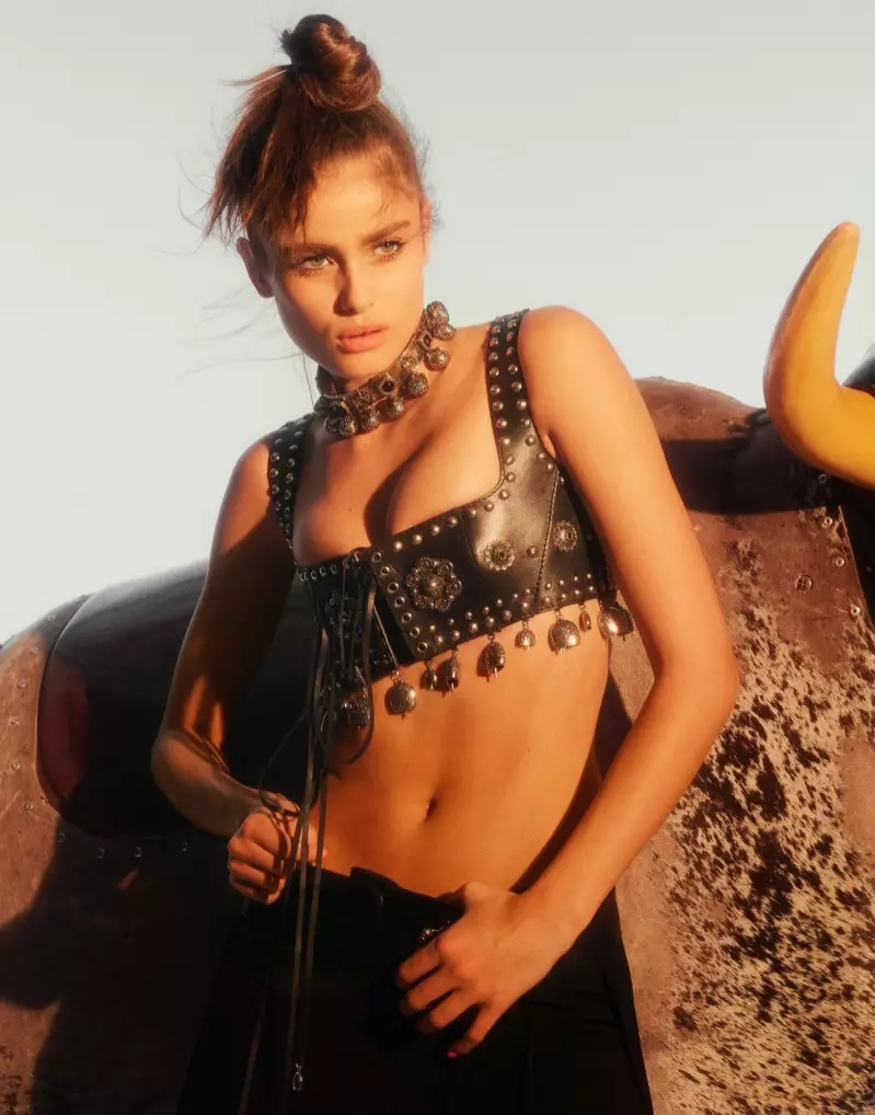 Akpụkpọ anụ na-ama jijiji, Taylor Hill na-egosi na Alexander McQueen bralette