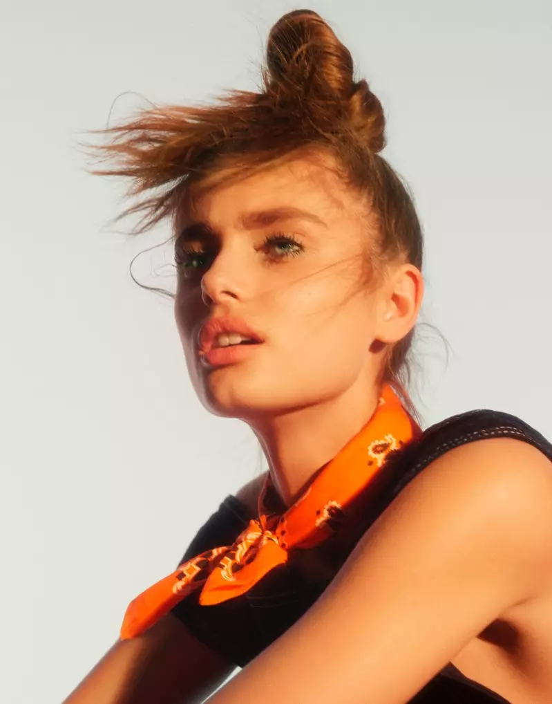 Taylor Hill 頭戴凌亂的髮髻，搭配 Acne Studios 上衣