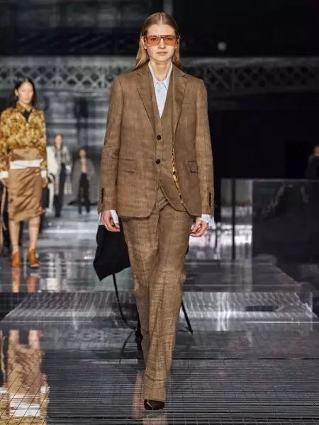 Burberry 2020 жылғы күзгі шоумен саяхатқа шығады