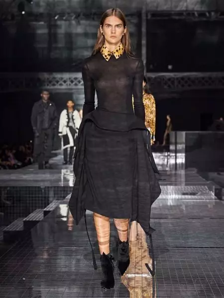 Burberry face o călătorie cu spectacolul de toamnă 2020