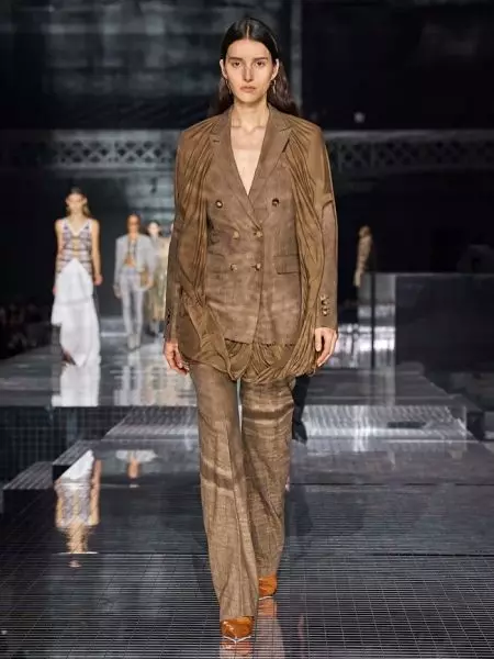 Burberry maakt een reis met de herfstshow van 2020