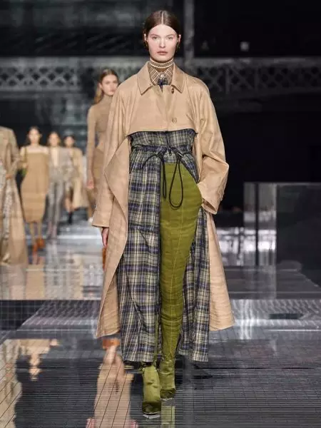 Burberry face o călătorie cu spectacolul de toamnă 2020