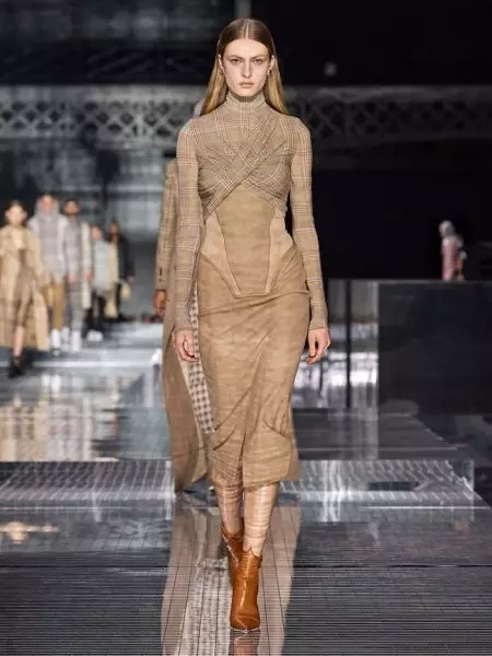 Burberry face o călătorie cu spectacolul de toamnă 2020