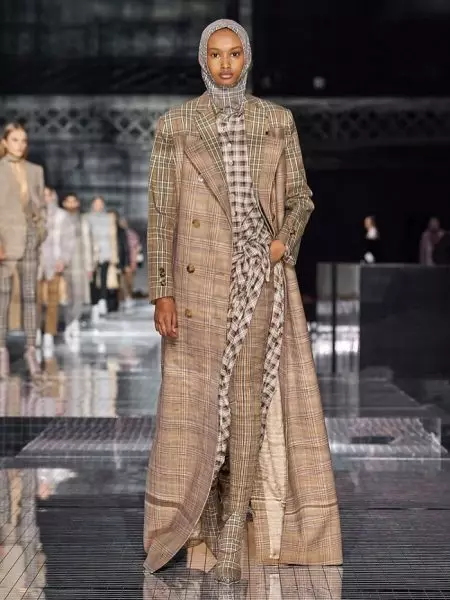 Burberry yn Mynd ar Daith Gyda Sioe Fall 2020