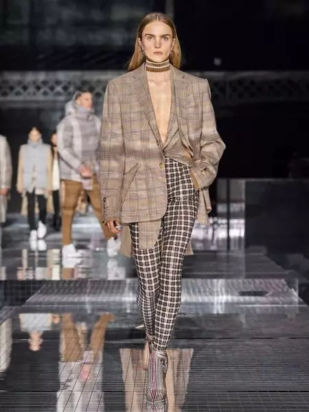 Burberry-k bidaia bat egiten du 2020ko udazkeneko ikuskizunarekin