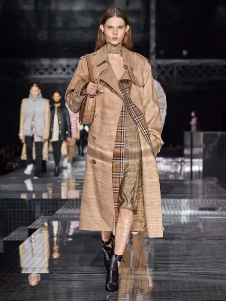 Burberry wuxuu ku qaataa Safar uu ku jiro Bandhiga Dayrta 2020