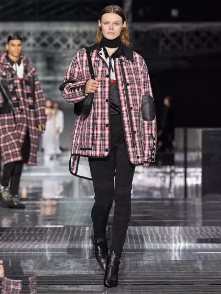 Burberry face o călătorie cu spectacolul de toamnă 2020