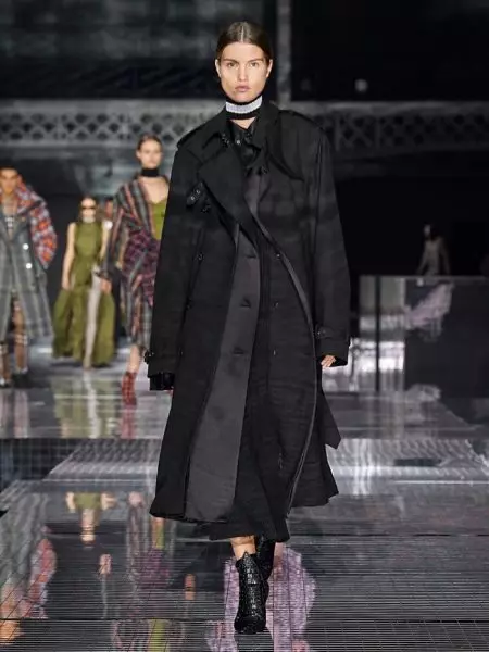 Burberry Atenga Ulendo Ndi Fall 2020 Show