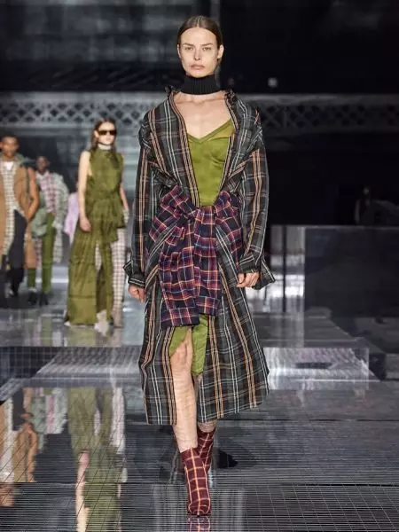 Burberry face o călătorie cu spectacolul de toamnă 2020