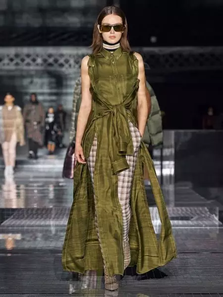 Burberry face o călătorie cu spectacolul de toamnă 2020