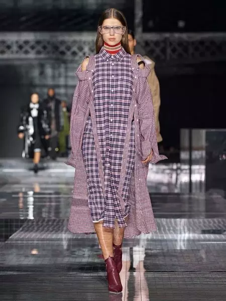 Burberry-k bidaia bat egiten du 2020ko udazkeneko ikuskizunarekin