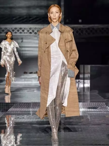 Burberry bắt đầu hành trình với buổi trình diễn mùa thu 2020