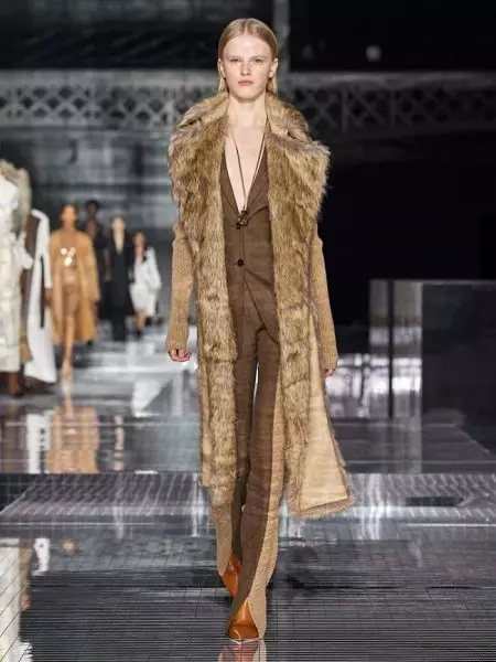 Burberry yn Mynd ar Daith Gyda Sioe Fall 2020