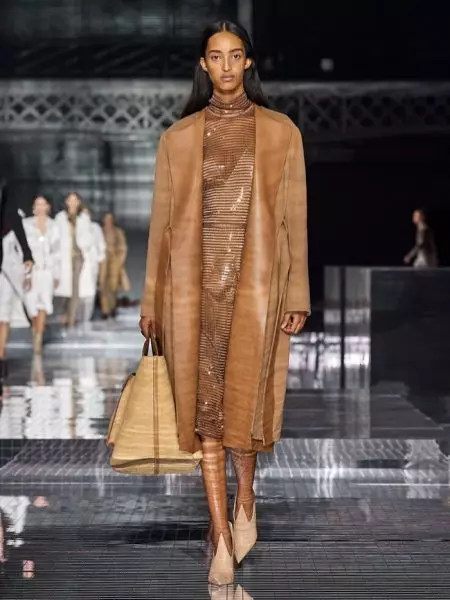 Burberry wuxuu ku qaataa Safar uu ku jiro Bandhiga Dayrta 2020