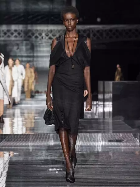 Burberry Atenga Ulendo Ndi Fall 2020 Show