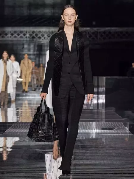 Burberry bắt đầu hành trình với buổi trình diễn mùa thu 2020