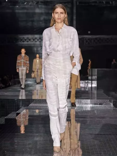 Burberry maakt een reis met de herfstshow van 2020