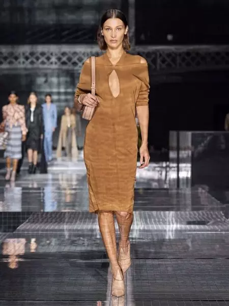 Burberry bắt đầu hành trình với buổi trình diễn mùa thu 2020