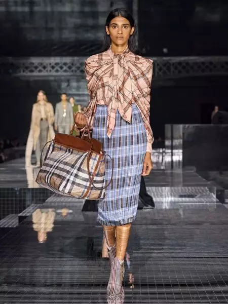 Burberry-k bidaia bat egiten du 2020ko udazkeneko ikuskizunarekin