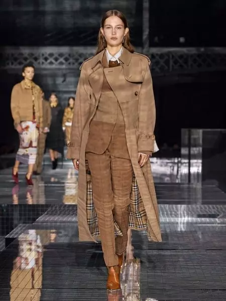 Burberry wuxuu ku qaataa Safar uu ku jiro Bandhiga Dayrta 2020