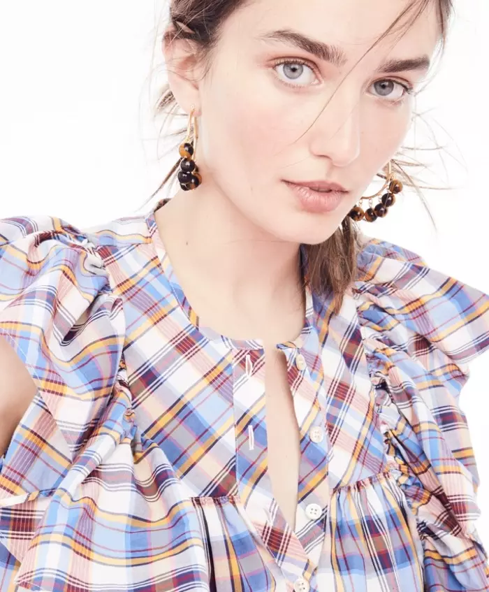 J. Crew Ruffle Top in Vintage Plaid en Beaded Tortoise Hoop oorbelle