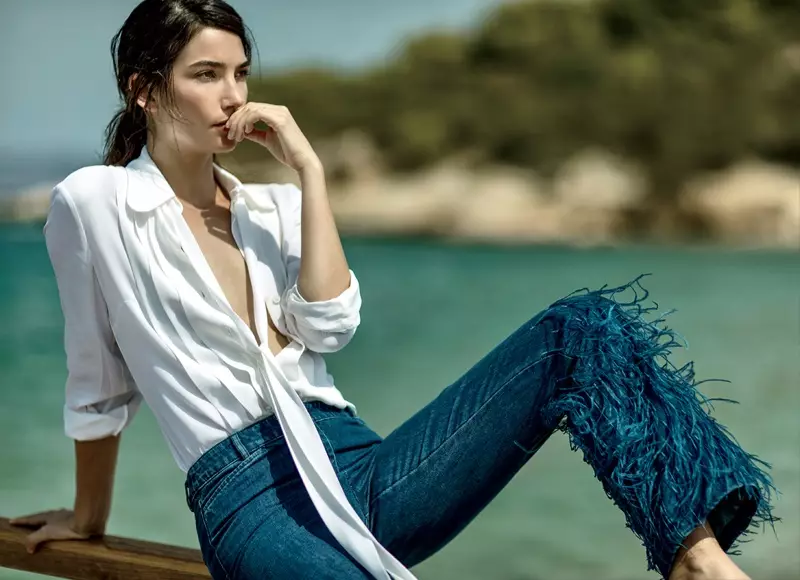 Lily Aldridge nganggo blus putih kanthi celana denim sing dicekak saka Michael Kors