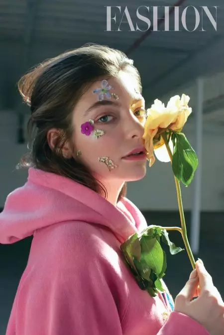 Lorde pozon me stile romantike për revistën FASHION