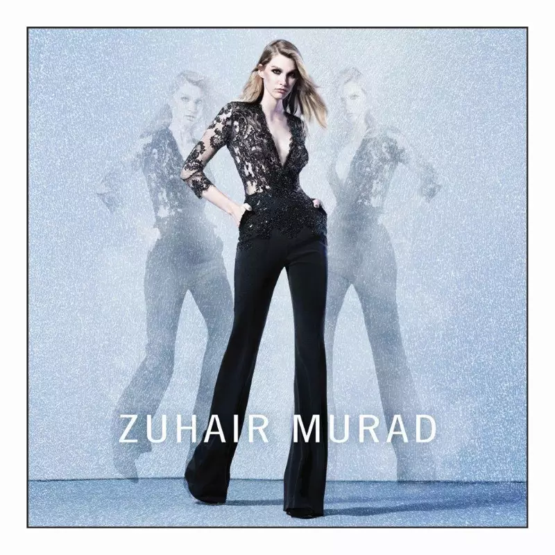 Modelna nganggo hiasan tanda tangan Zuhair Murad dina jumpsuit hideung