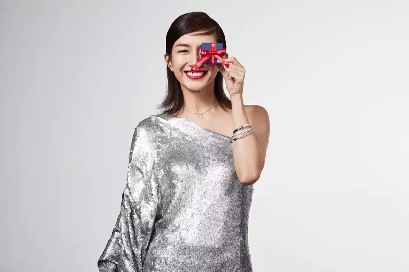 Maggie Jiang står foran Swarovski Holiday 2017-kampanjen