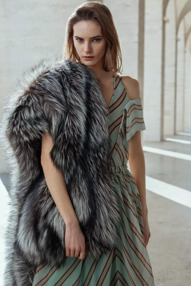 Juju Ivanyuk Pose di Fendi's Luxe Looks for ELLE Japan