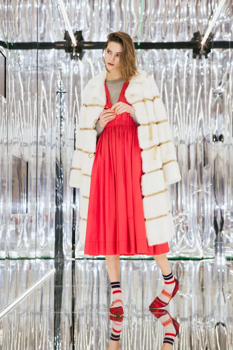 Juju Ivanyuk pozira u Fendi's Luxe Looks za ELLE Japan