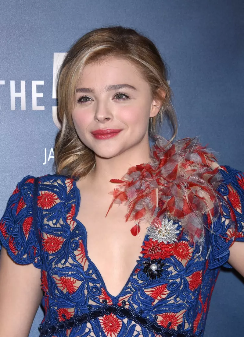 JANUAR 2016: Chloe Grace Moretz deltager i premieren på The 5th Wave iført en blå og rød Marc Jacobs-kjole. Foto: Ga Fullner / Shutterstock.com