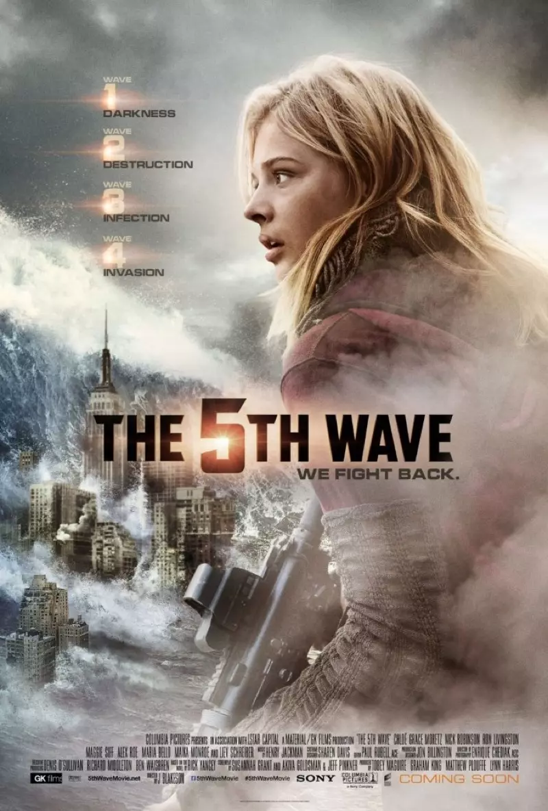 Chloe Grace Moretz paThe 5th Wave poster