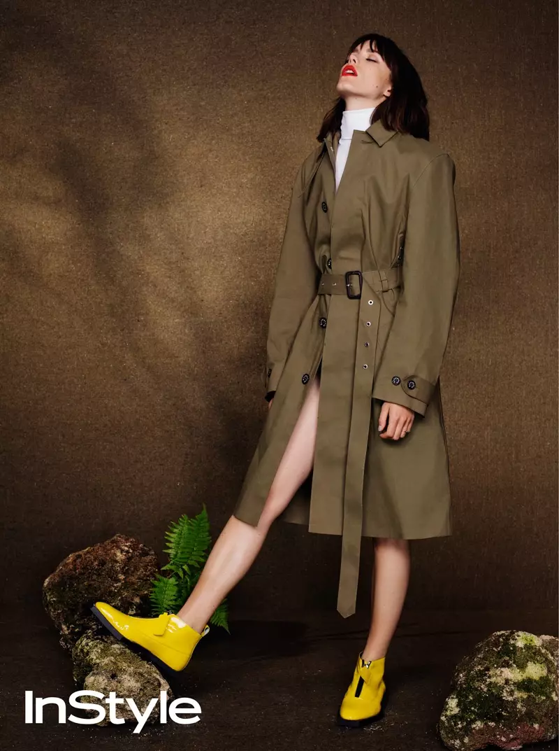 Stacy Martin posa amb un abric de color caqui amb botes grogues