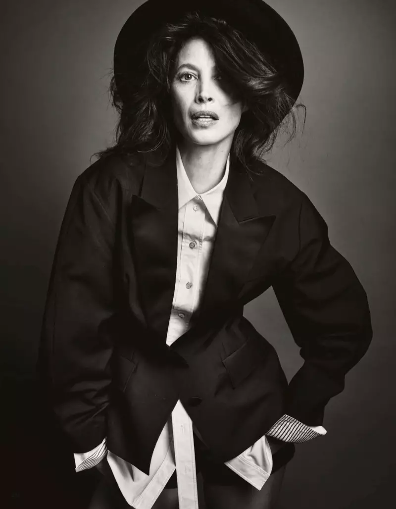 კრისტი ტურლინგტონი ელეგანტურ მოდაში პოზირებს Vogue Japan-ისთვის