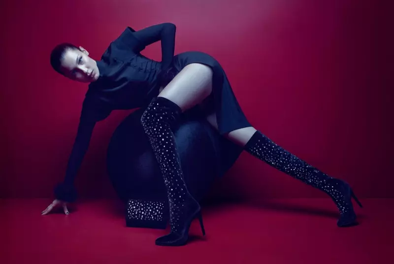 Modelja Bella Hadid vesh çizme të zbukuruara mbi gju në fushatën vjeshtë-dimër të Giuseppe Zanotti 2017