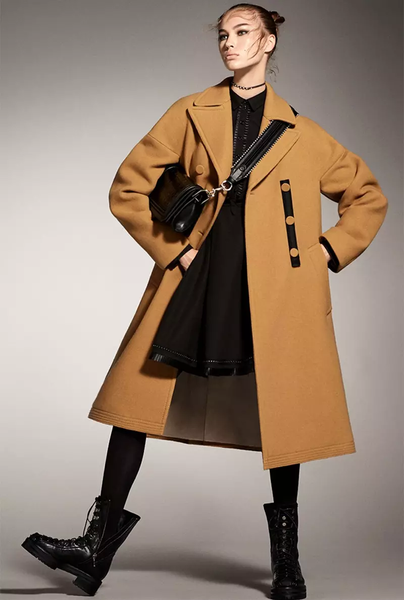 Lex Herl indossa un cappotto chic nella campagna autunno-inverno 2017 di Zara