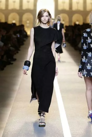 Fendi ጸደይ 2015: አበቦች ያብባል