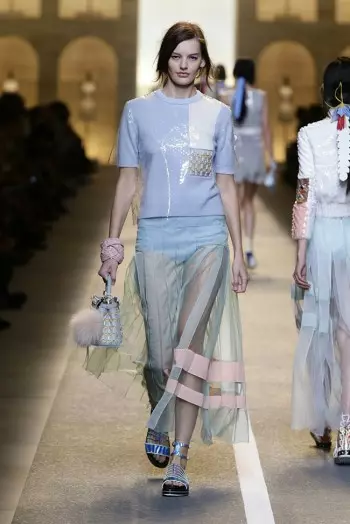 Fendi ጸደይ 2015: አበቦች ያብባል