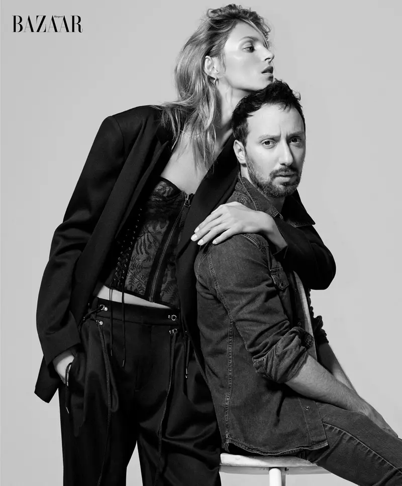 Anja Rubik, Harper's Bazaar'ın Mayıs sayısı için tasarımcı Anthony Vaccarello ile birlikte poz veriyor.