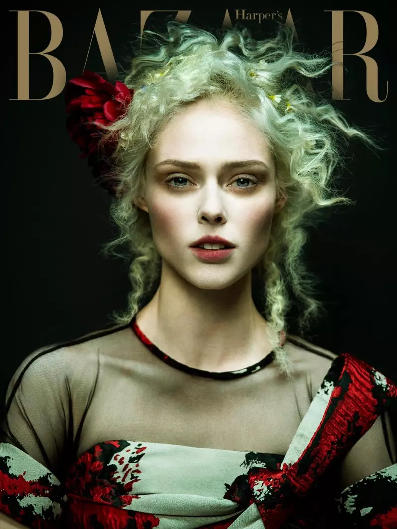 Coco Rocha viste un look floral na portada de Harper's Bazaar Vietnam de xaneiro de 2017