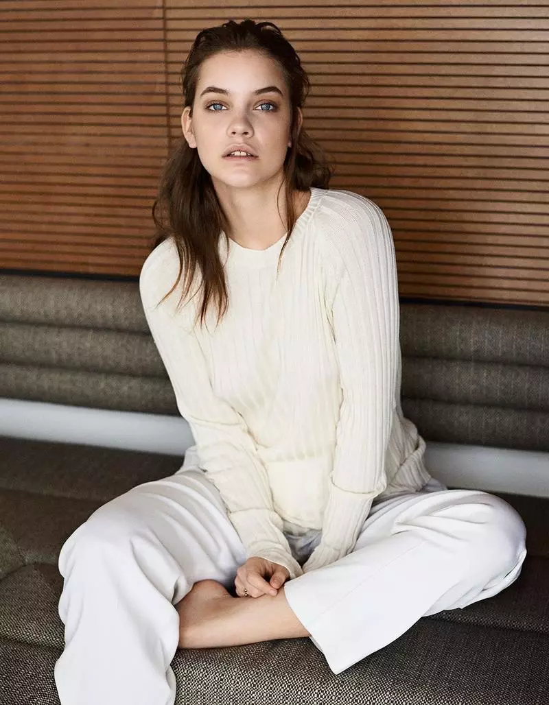 Η Barbara Palvin φοράει πουλόβερ πουλόβερ σε κρεμ χρώμα με λευκό παντελόνι