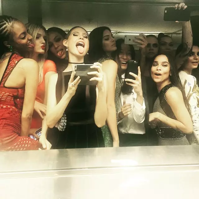 Sehlopha sa mehlala e kenyeletsang Jourdan Dunn, Behati Prinsloo, Kendall Jenner, Emily Ratajkowski le setšoantšisi Zoe Kravitz ba ile ba nka selfie ea bohlokoa ka kamoreng ea ho hlapela.