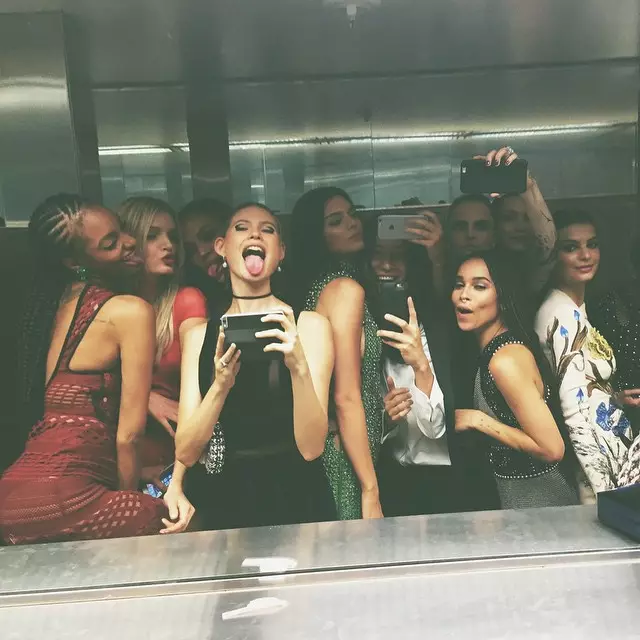 O altă vedere a acelui model de selfie epic