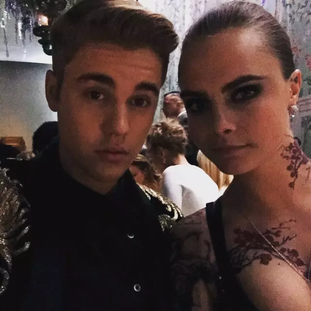 Justin Bieber sy Cara Delevingne dia naka selfie tao amin'ny Met Gala