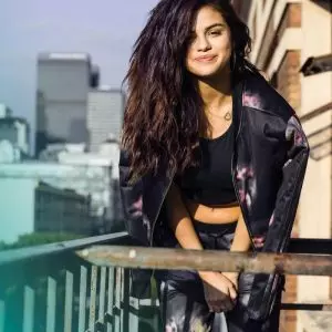 赛琳娜·戈麦斯 (Selena Gomez) 穿着 adidas NEO Shoot 准备迎接春天